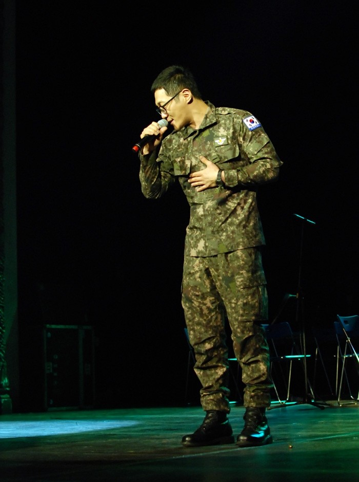 Một người bạn của Bi Rain khoe giọng hát trên sân khấu.